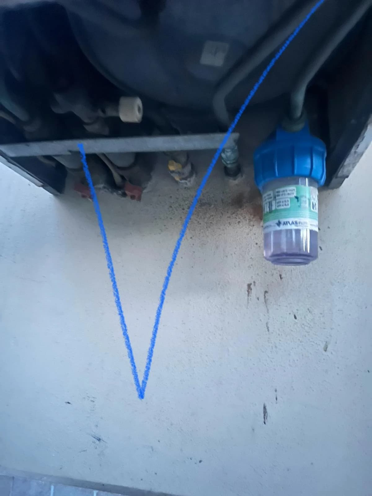Filtro idraulico montato sotto un apparecchio collegato alla rete d’acqua.