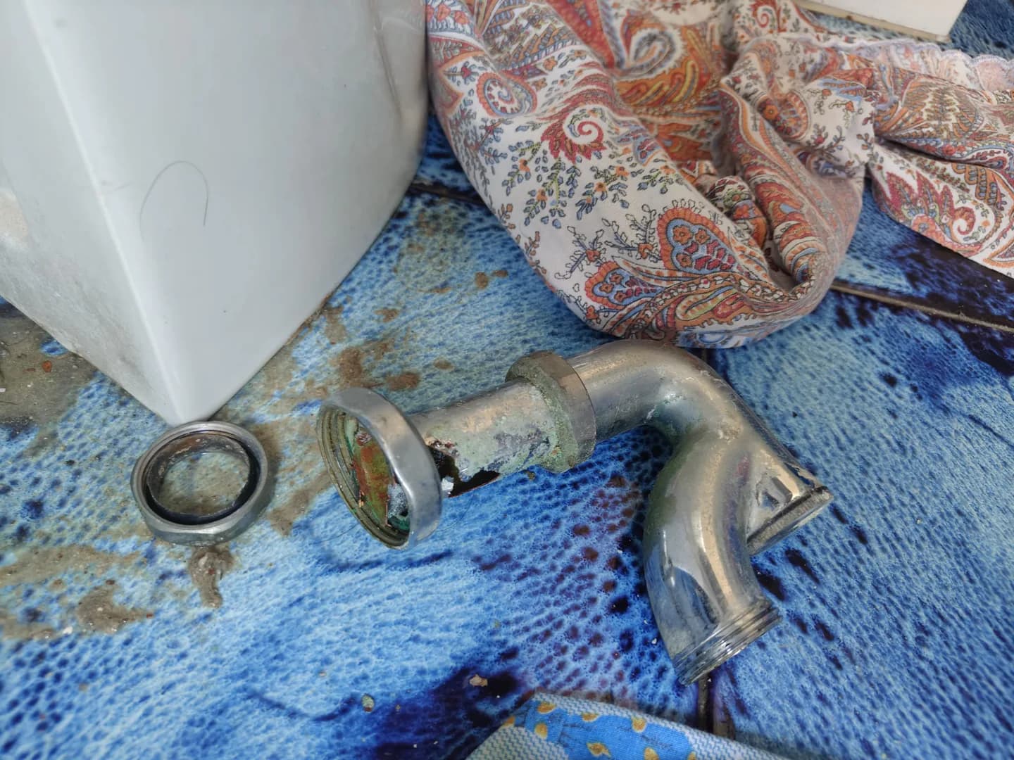 Componente metallico corroso rimosso dallo scarico del lavabo.