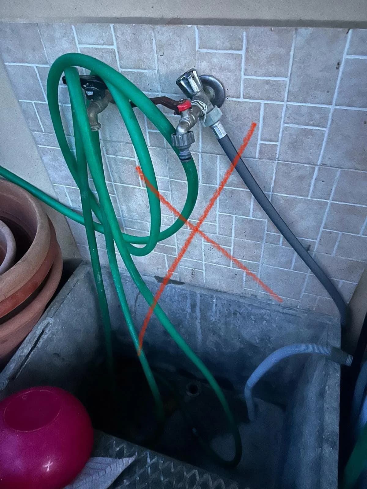 Rubinetti a parete e tubi flessibili documentati durante una verifica.